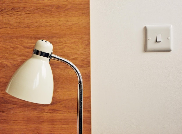 Photo close-up de la lampe par commutateur sur le mur blanc