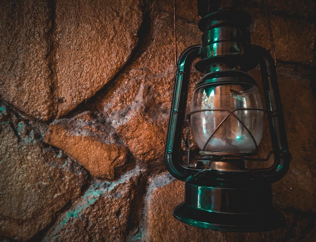Photo close-up d'une lanterne accrochée au mur