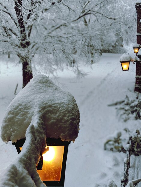 Photo close-up d'une lanterne couverte de neige en hiver