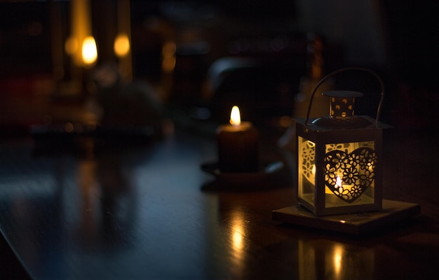 Close-up d'une lanterne éclairée sur la table la nuit