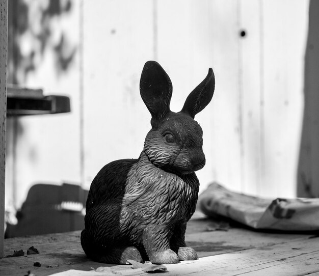 Photo close-up d'un lapin artificiel sur une table dans le jardin