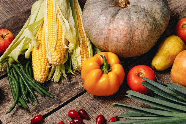 Close up de légumes citrouilles et épis de maïs