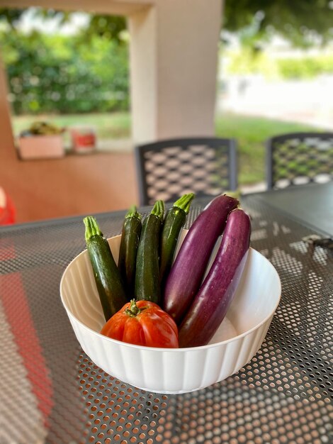 Photo close-up de légumes dans un bol sur la table