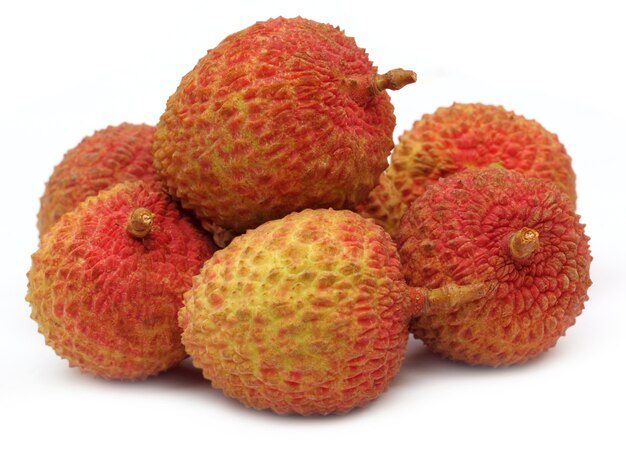 Close up de litchi sur fond blanc