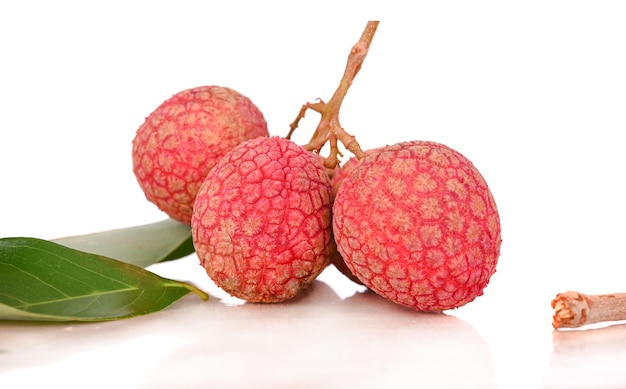 Photo close up de litchis et feuille verte isolé sur fond blanc