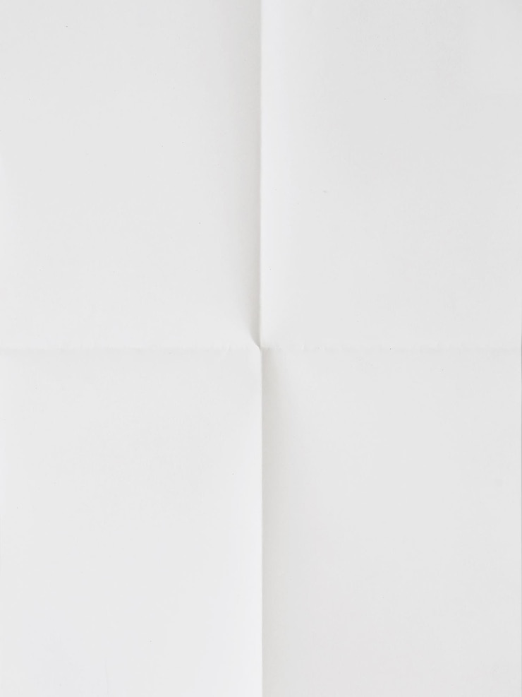Photo close-up de livre ouvert sur fond blanc