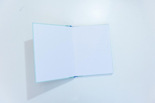 Photo close-up d'un livre ouvert sur un fond blanc