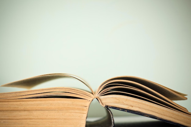 Close-up d'un livre sur une table sur un fond blanc