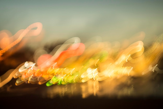 Close-up de lumières éclairées contre le ciel la nuit