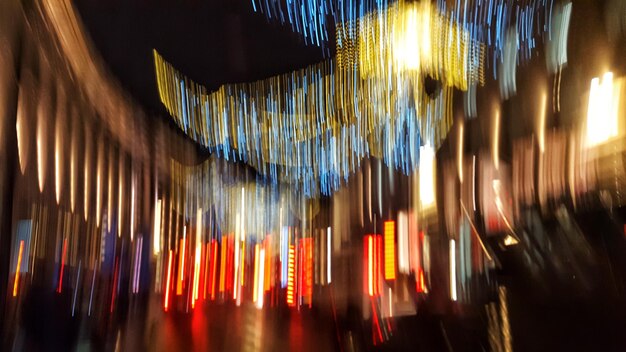 Photo close-up de lumières éclairées suspendues la nuit