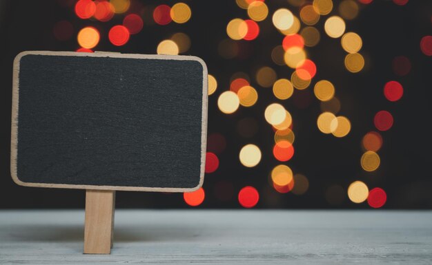 Photo close-up des lumières de noël éclairées sur la table