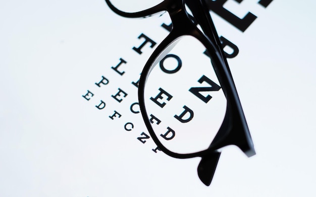 Photo close-up de lunettes et d'alphabets sur fond blanc