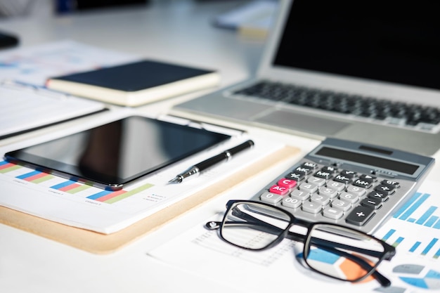 Close-up de lunettes avec calculatrice et documents au bureau