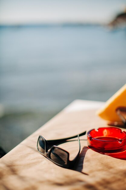 Close-up de lunettes de soleil contre la mer