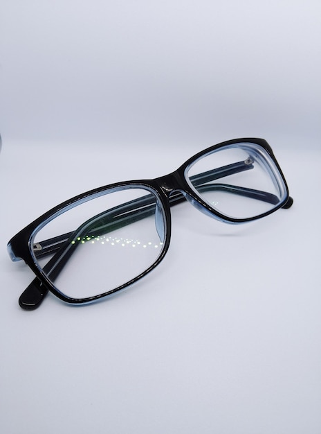 Close-up de lunettes sur la table sur fond blanc