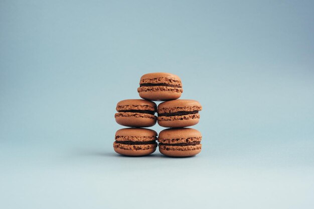 Close-up de macarons au chocolat sur un fond bleu