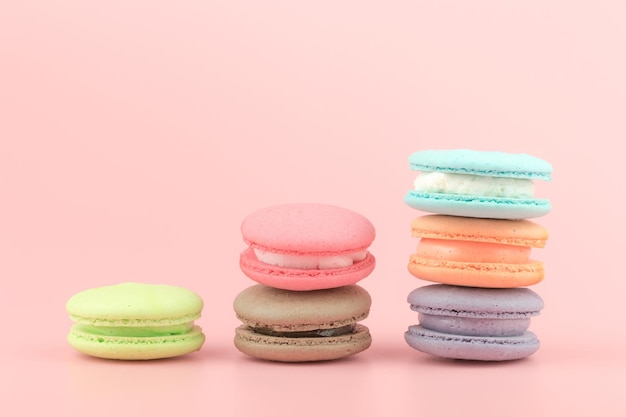 Close-up d'un macaroon coloré sur un fond rose