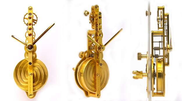 Close-up de machines métalliques dorées sur un fond blanc