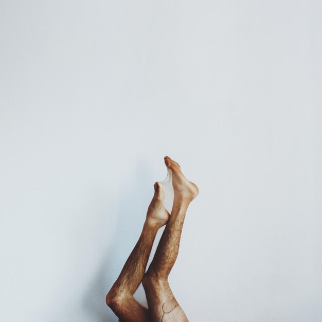 Photo close-up de la main d'une femme sur un fond blanc