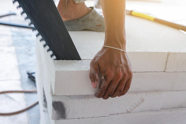 Photo close-up de la main d'une femme sur le mur blanc