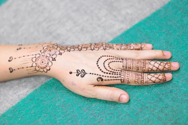 Photo close-up de la main d'une femme avec un tatouage