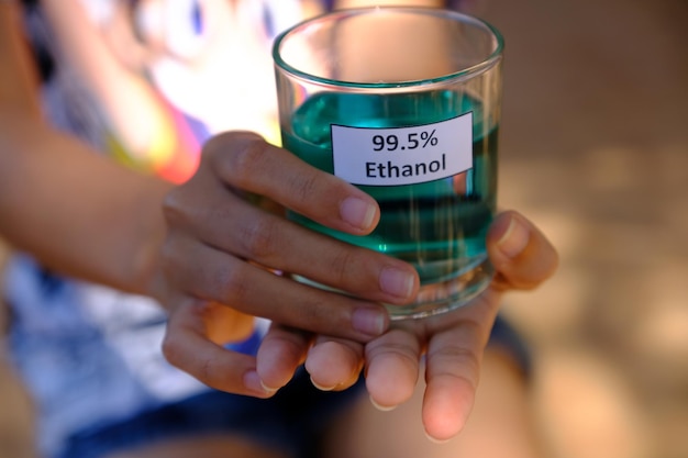 Photo close-up de la main d'une femme tenant une tasse de café