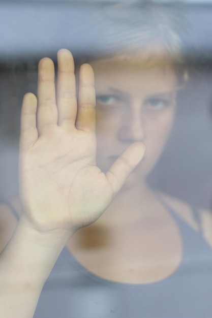 Photo close-up de la main des filles sur le verre