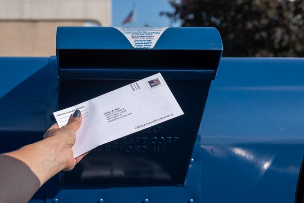 Photo close-up de la main tenant le courrier