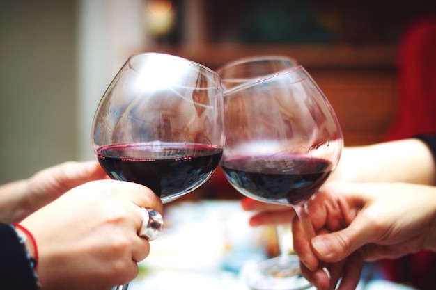 Close-up d'une main tenant un verre de vin