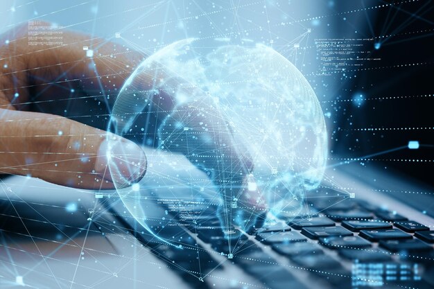 Close-up des mains à l'aide d'un ordinateur portable avec une sphère de globe abstrait avec codage et réseau polygonal Technologie future et concept de monde numérique Double exposition