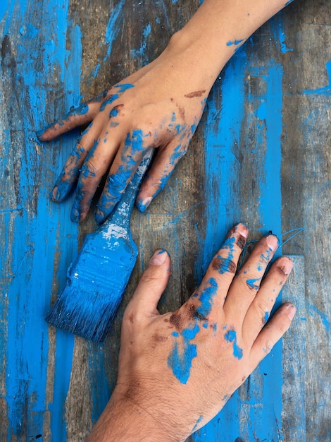 Close-up des mains sur le bois bleu