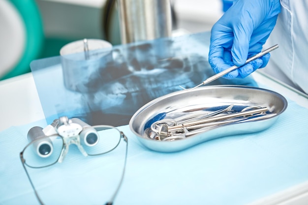 Photo close-up des mains des dentistes et de l'équipement dentaire