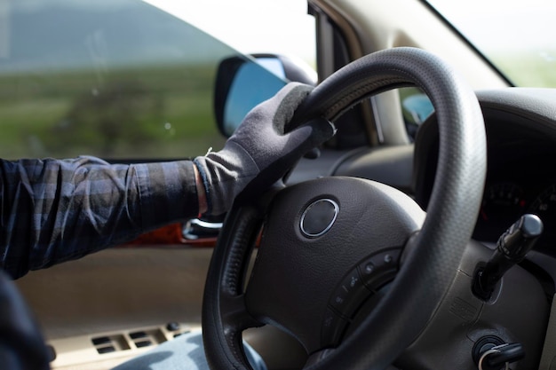 Close-up des mains sur le volant pendant la conduite d'une voiture