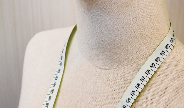 Close up mannequin avec ruban à mesurer la taille