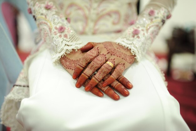 Photo close-up de la mariée assise sur une chaise pendant le mariage