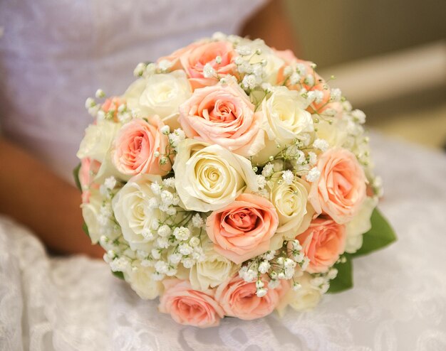 Photo close-up de la mariée tenant un bouquet