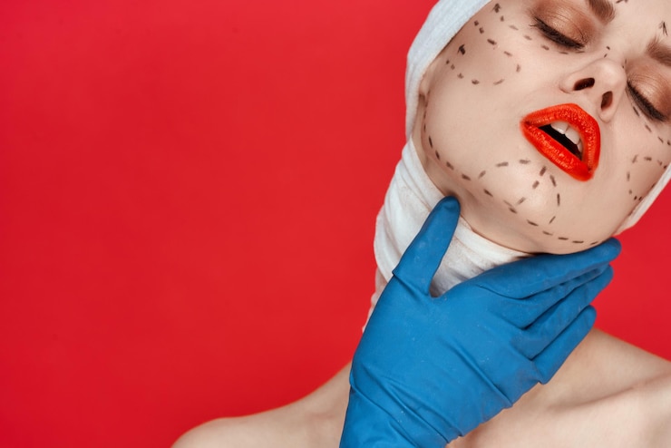 Photo close-up d'un masque humain sur un fond jaune