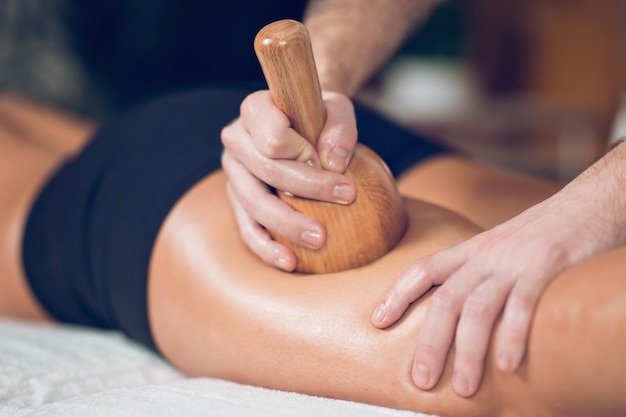 Close up de massage anti-cellulite Madero thérapie
