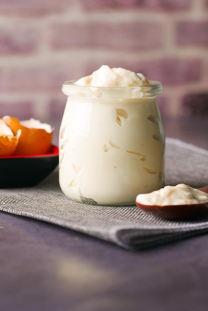 Close up de mayonnaise dans un récipient sur table