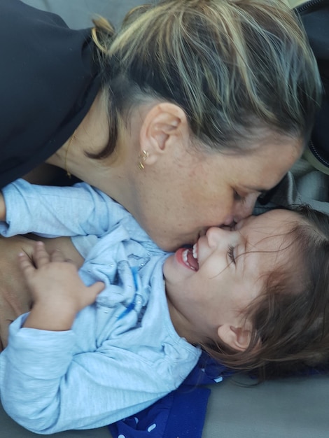 Photo close-up de la mère jouant avec sa fille