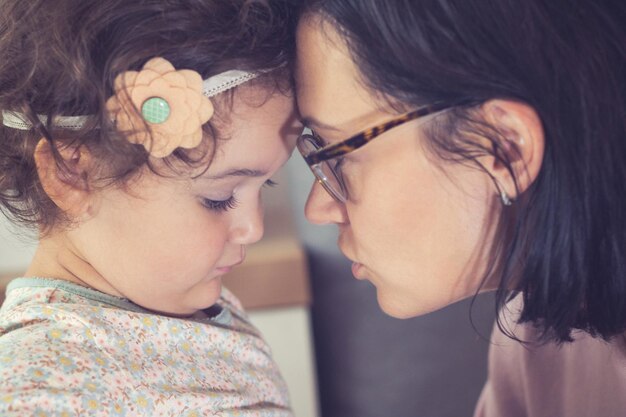 Photo close-up d'une mère avec sa fille à la maison