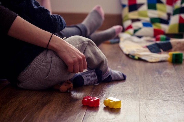 Close-up d'une mère et de son fils jouant à la maison