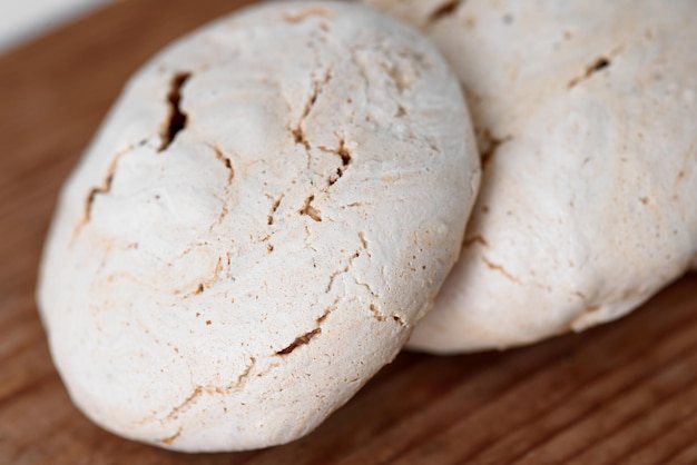 Close up de meringue Meringue sur une planche marron Meringue au chocolat avec des taches