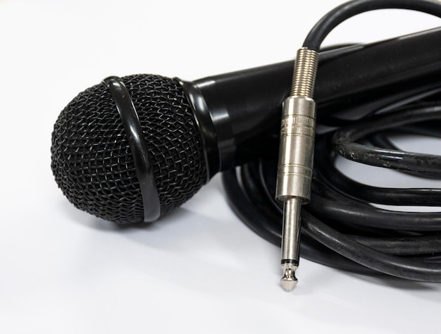 Photo close up microphone noir sur fond blanc