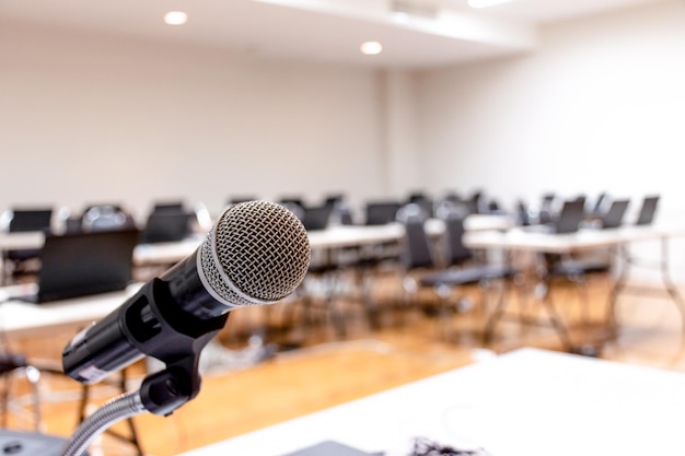 Close up microphone sur table dans la salle de séminaire