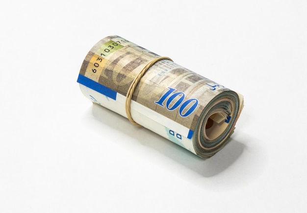 Close-up d'une monnaie en papier roulée sur fond blanc