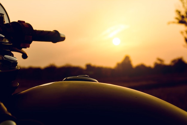 Photo close-up d'une moto contre le ciel au coucher du soleil