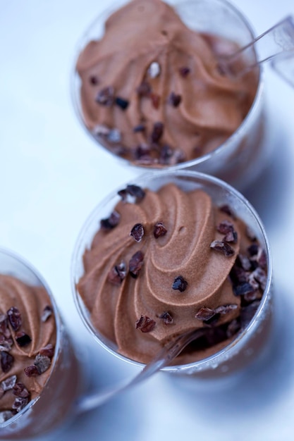 Close up de mousse au chocolat français dans des verres