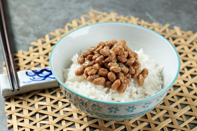 Photo close up natto sur riz blanc