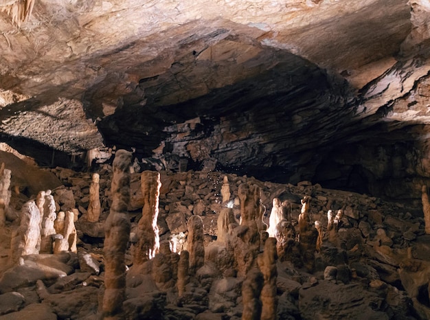 Close up de nombreuses stalagmites